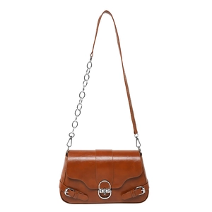 Sac bandoulière en cuir marron caramel avec boucle argentée en U et bandoulière chaîne