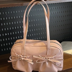 Sac fourre-tout bowling rose en similicuir avec poches à nœuds et longues anses