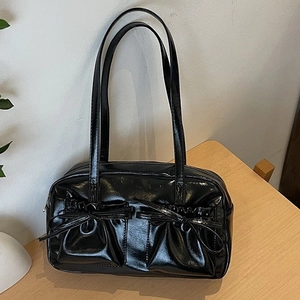 Sac cabas en cuir verni noir brillant avec détails de nœuds et bandoulières style bowling