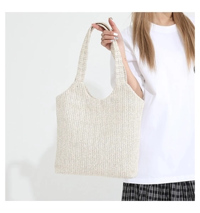 Détail du tissage à chevrons et de l'anse intégrée sur ce sac cabas en paille crème