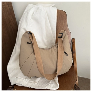 Vue détaillée du sac croissant kaki avec bandoulière large ajustable et texture nylon