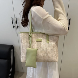 Grande borsa tote in paglia intrecciata con finiture in ecopelle verde chiaro