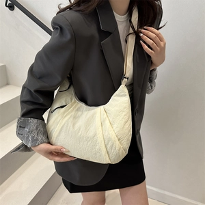 Sac à bandoulière beige plissé style demi-lune avec large sangle réglable en tissu