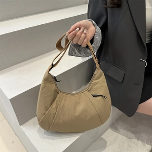 Sac à main kaki minimaliste en nylon avec grande capacité et bandoulière ajustable