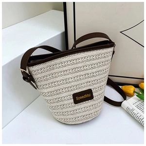 Dettagli borsa a secchiello in paglia con patch logo in pelle marrone e fibbia in metallo