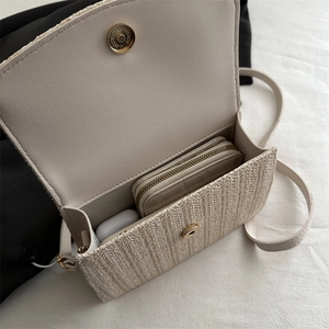 Détail de l'intérieur du sac tissé montrant la boucle magnétique et l'espace de rangement