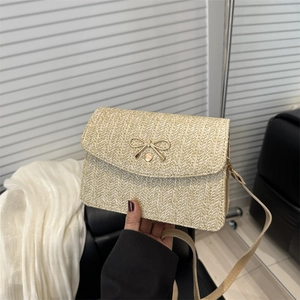 Détails du tissage du sac bandoulière en paille avec fermoir papillon doré élégant