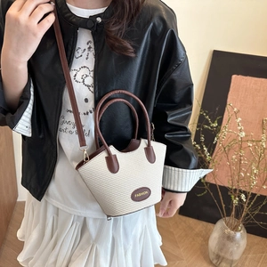 Sac seau tissé beige chic avec anses en cuir marron et bandoulière réglable pratique