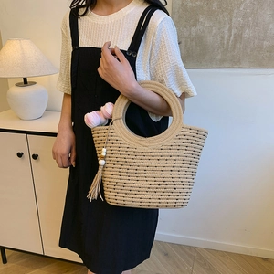 Sac seau en paille tressée à pois noirs avec pompon en bois pour l'été 2025