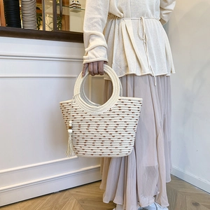 Sac à main en paille tressé à la main avec pois marron et pompon perlé chic