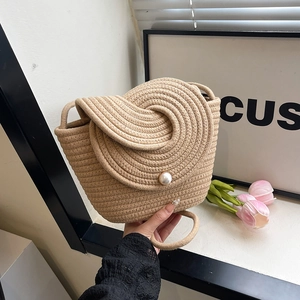 Sac seau en paille avec fermoir perle et rabat spirale pour tenues de plage d'été