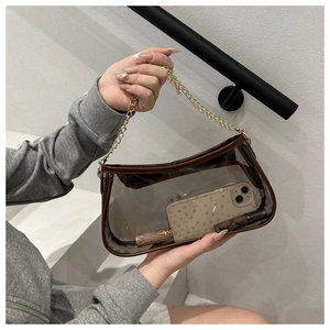 Dettaglio borsa in PVC marrone con texture trasparente e tracolla a catena dorata