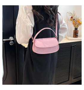 Detail der rosa Satteltasche mit glänzender Lederklappe und glitzernder Paillettenstruktur