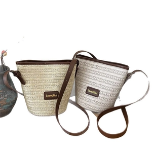 Secchiello in paglia intrecciata a mano con finiture in pelle e spalline in beige e bianco