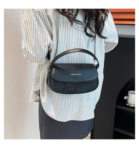 Detailansicht der schwarzen Satteltasche mit matten und glänzenden Glitzerelementen