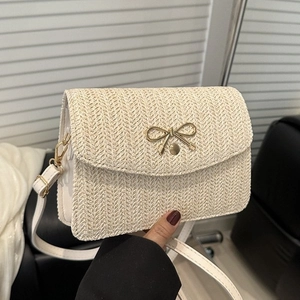 Sac Bandoulière pour Femme en Paille Tissée à la Mode Avec Rabat Décoratif Nœud en Métal Doré Petit Sac à Épaule pour Vacances d'Été