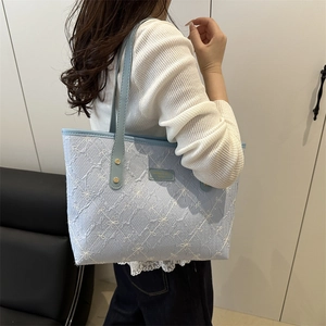 Borsa tote celeste capiente con ricami a rombi bianchi e delicati motivi floreali