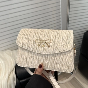 Sac bandoulière en paille tressée beige avec boucle nœud doré et une sangle en cuir fin