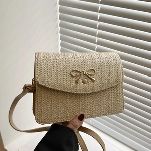 Sac bandoulière chic en paille tissée beige avec une boucle décorative en nœud doré