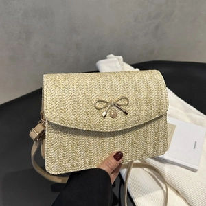 Sac bandoulière tissé beige chic avec nœud doré et texture élégante en paille
