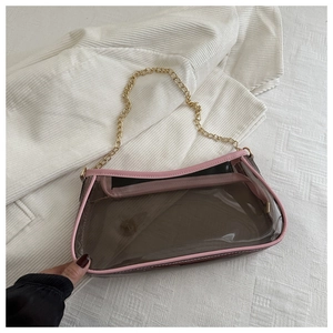 Detail van de semitransparante grijze PVC-schoudertas met roze lederen randen en gouden ketting