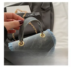 Detail der blauen Denim-Minitasche mit Fransen und komfortablem Tragegriff