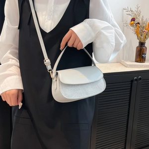 Moderne hellblaue Halbmond-Satteltasche mit goldenem Metallverschluss und Gurt