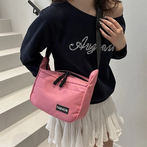 Sac bandoulière tendance en nylon rose avec sangle réglable pour un usage quotidien