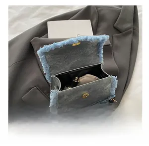 Detailansicht des Denim-Umhängetasche-Innenraums mit Stauraum und goldener Kette