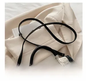 Détails de la texture tissée avec bordure en cuir noir et bandoulière réglable