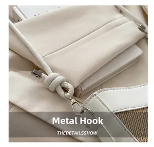 Détail du crochet en métal argenté et de la bandoulière en corde tressée blanche du sac