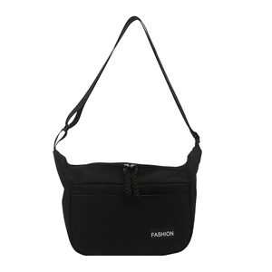 Sac bandoulière minimaliste en nylon noir avec sangle réglable et détail étiquette