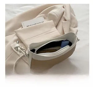 Vue intérieure du sac bandoulière en toile avec grand espace pour les essentiels