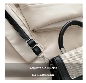 Détail de la boucle réglable et du crochet métallique sur le sac bandoulière tissé