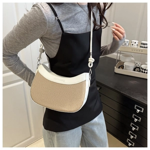 Détail du logo FASHION & BAGS sur le sac à bandoulière en toile et cuir blanc