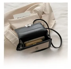 Vue intérieure montrant la capacité pour portefeuille et smartphone du sac bandoulière
