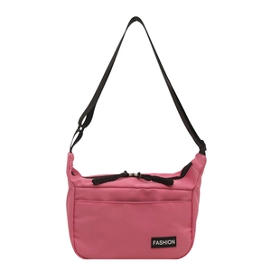 Borsa a tracolla chic in nylon rosa per donna con cinturino nero ed etichetta moda