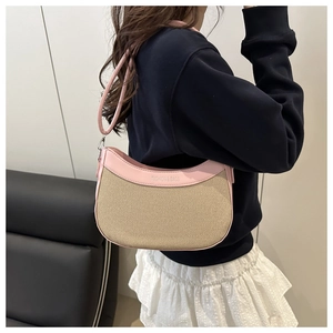 Détail du sac bandoulière rétro avec texture tissée et texte de mode embossé sur rabat