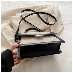 Vue détaillée du sac à main contrasté avec panneau tissé et fermoir argenté