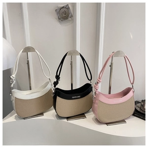 Comparaison détaillée de trois sacs hobo en toile blanc, noir et rose avec bords en cuir