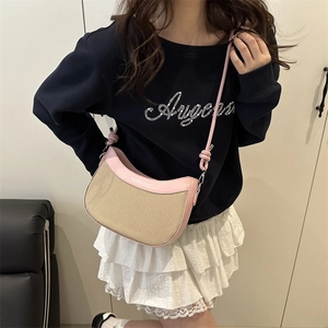 Sac demi-lune en cuir rose et toile beige avec détail de sangle nouée élégante