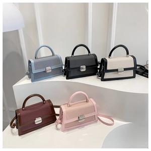 Vue détaillée de cinq sacs bandoulière colorés avec texture tressée et boucles métalliques