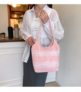 Détails des motifs floraux en dentelle rose et blanche sur un sac fourre-tout