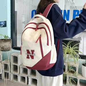 Grote college rugzak in beige en bordeauxrood met N-letter logo voor dagelijks gebruik
