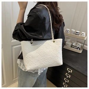 Détails du sac à bandoulière en tweed blanc avec chaîne dorée et sangle tissée élégante