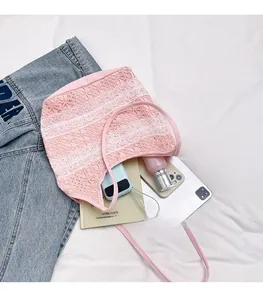Détails d'un grand sac cabas en dentelle rose montrant sa capacité et sa texture