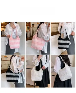 Collage de sacs cabas en dentelle rose, noir et crème portés par un mannequin dans un café
