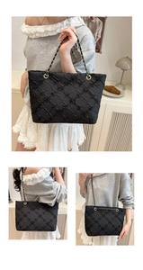 Détail du sac fourre-tout matelassé noir avec bandoulière chaîne dorée et tissu tweed