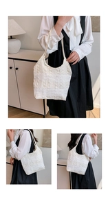 Détail du motif en dentelle blanche et texture crochetée du grand sac fourre-tout