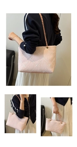 Vues détaillées du sac cabas en tweed rose avec chaîne dorée et nœud sur un mannequin